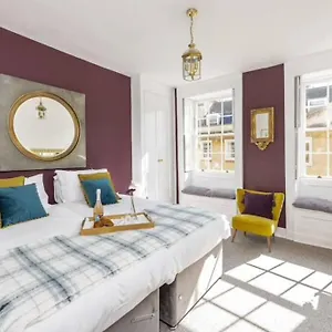 Georgian Located In The Center Of Bath. Apartment