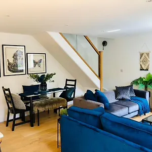 Modern Luxurious House With Parking And Garden Holiday home